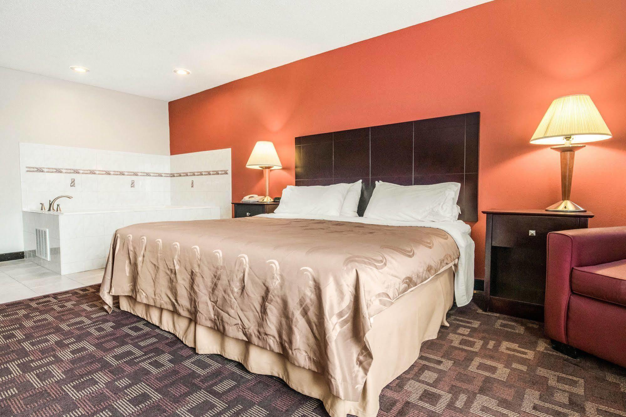 Quality Inn & Suites Lawrenceburg Eksteriør billede