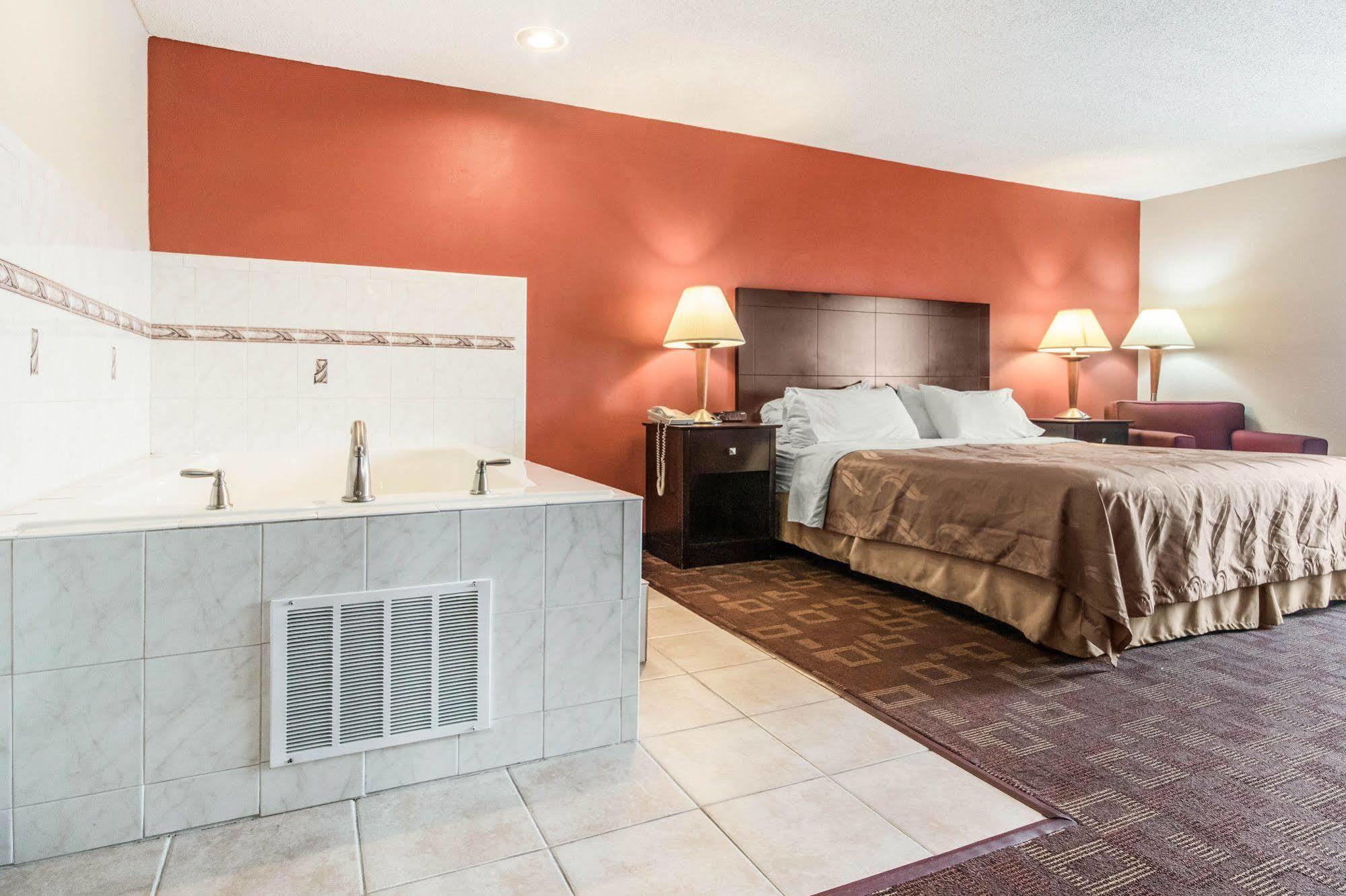 Quality Inn & Suites Lawrenceburg Eksteriør billede